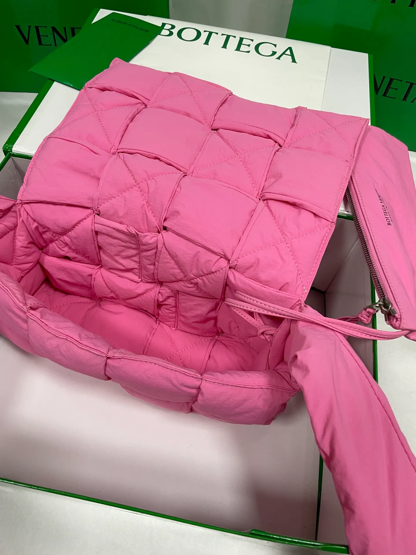 #𝐂𝐀𝐒𝐒𝐄𝐓𝐓𝐄 Nylon tofu tofu bag This Cassette is so cute, its cute appearance does not affect its practicality and the capacity is good! The fabric is low-key and very textured, suitable for daily wear with casual wear. The cross-woven design of the wide cloth is really stunning. The bag has a puffy shape and feels like a piece of tofu. It can be worn on one shoulder, cross-body or as a waist bag. You can also adjust the shoulder strap to the size of the bag under the armpit, so you can have it all! S30x15cm【8951#】